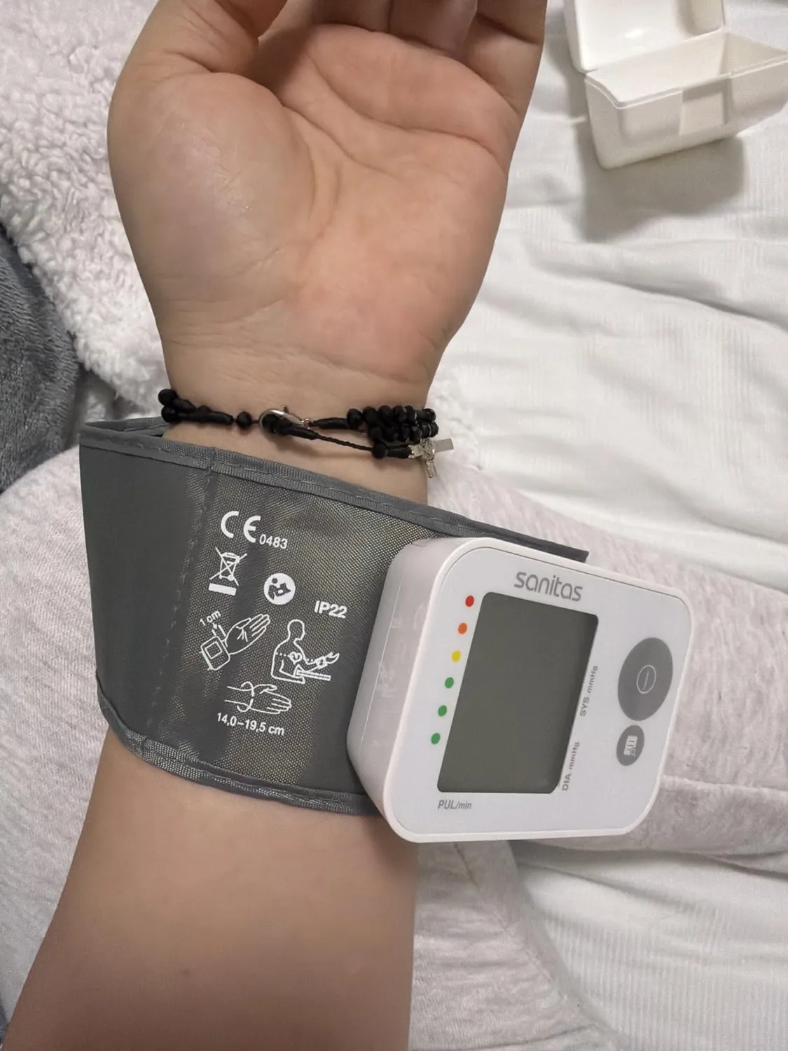 Sanitas SBC 22 Handgelenk-Blutdruckmessgerät mit Arrhythmiewarnung